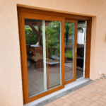 Baie vitrée coulissante en bois vue de l'extérieur – Atelier Art Home