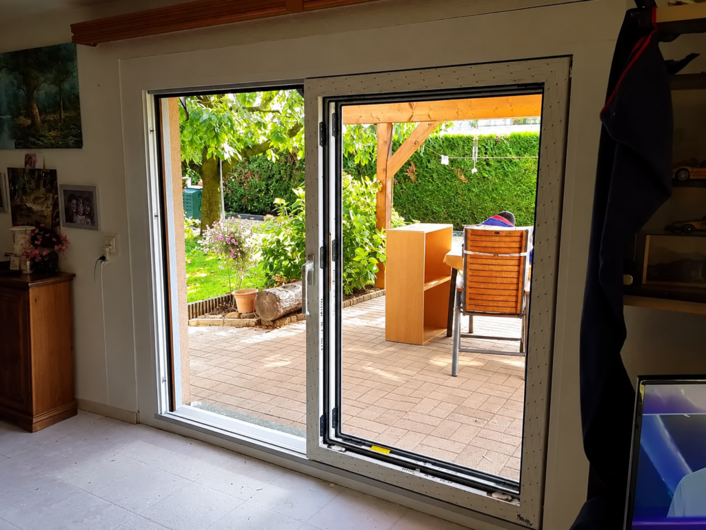 Baie vitrée coulissante PVC vue de l'intérieur – Atelier Art Home