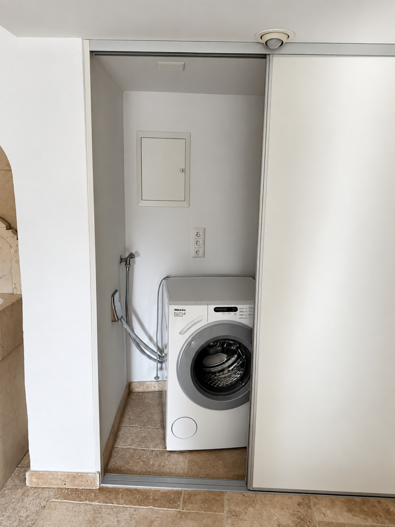 Coin buanderie avec lave-linge avant fermeture – Atelier Art Home