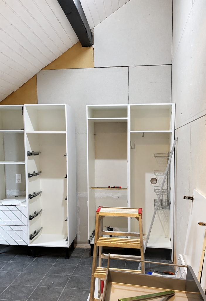 Colonnes de rangement en cours de montage – Atelier Art Home