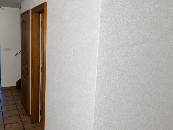 Couloir avec crépi décoratif rénové – Atelier Art Home