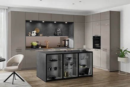 Cuisine Nobilia gris taupe brillant avec îlot vitré