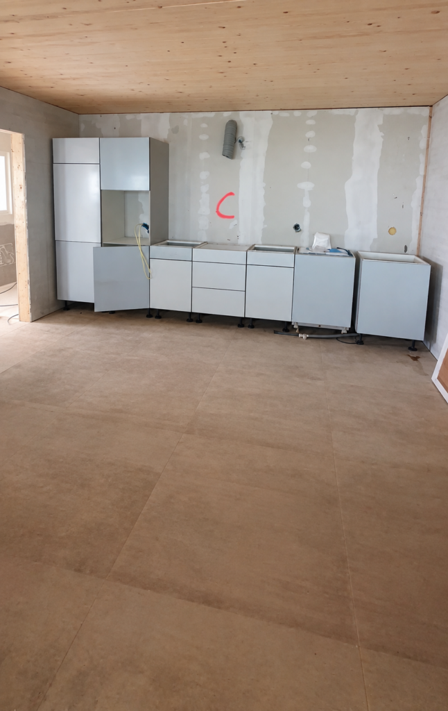 Cuisine en cours de pose, meubles hauts non posés – Atelier Art Home