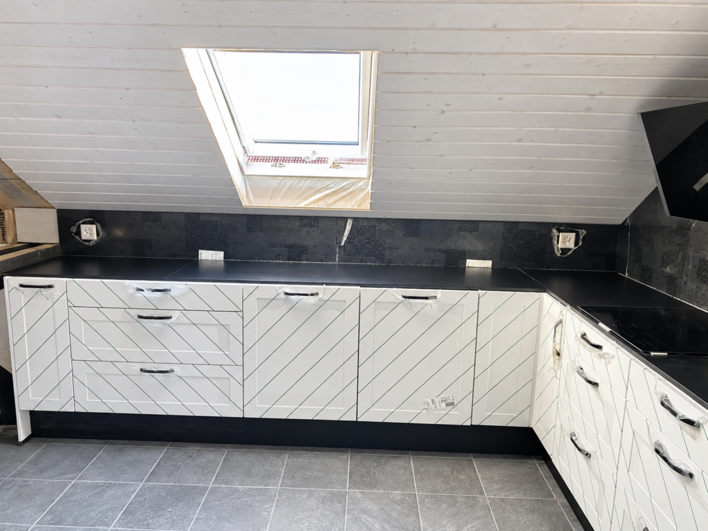 Cuisine sous Velux avec plan de travail noir – Atelier Art Home