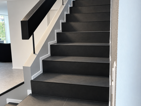 Escalier habillé en noir vu du bas – Atelier Art Home