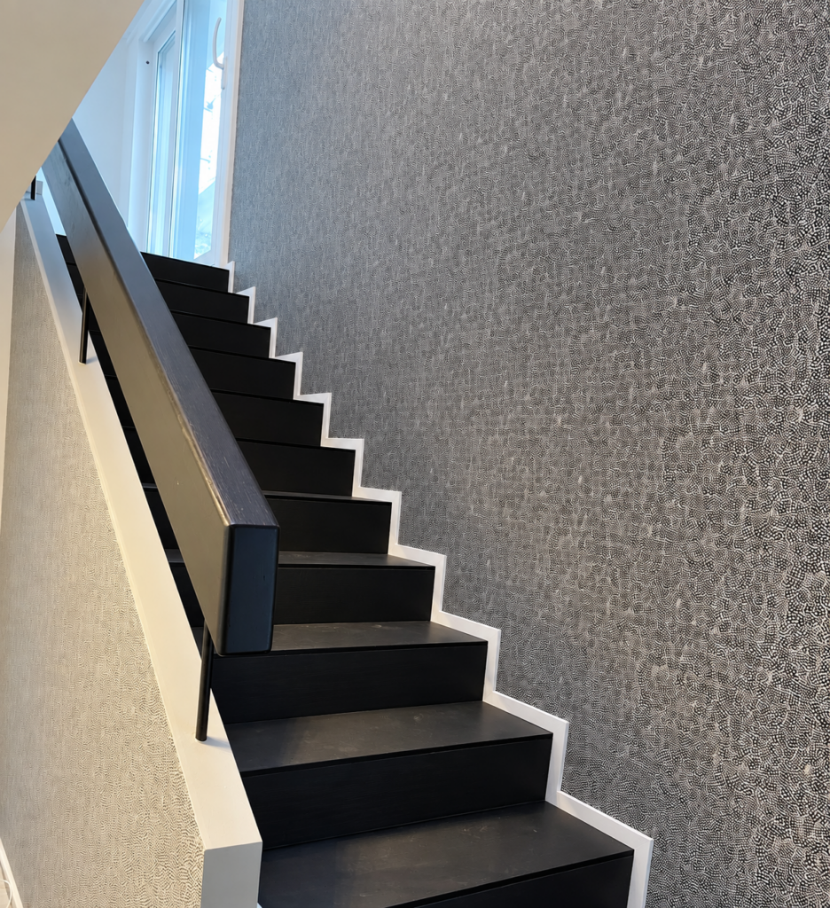 Escalier rénové vu du palier – Atelier Art Home
