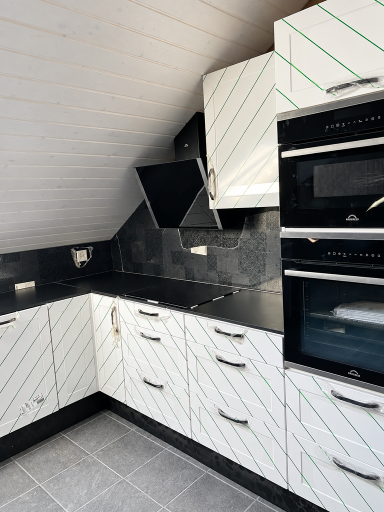 Hotte inclinée et fours encastrés – Atelier Art Home