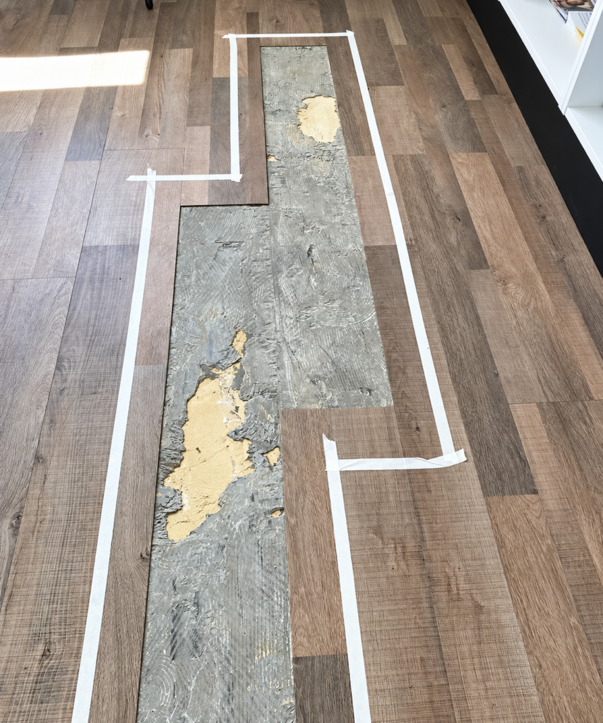 Lames de parquet abîmées avant réparation – Atelier Art Home