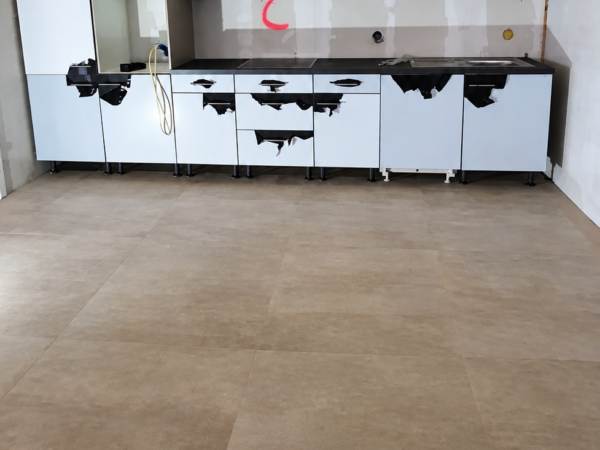 Meubles hauts posés, finitions à venir – Atelier Art Home
