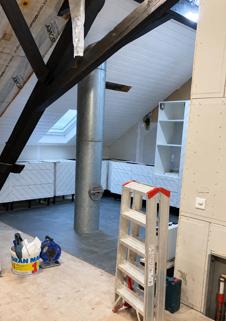 Montage des caissons de la cuisine sous les combles – Atelier Art Home