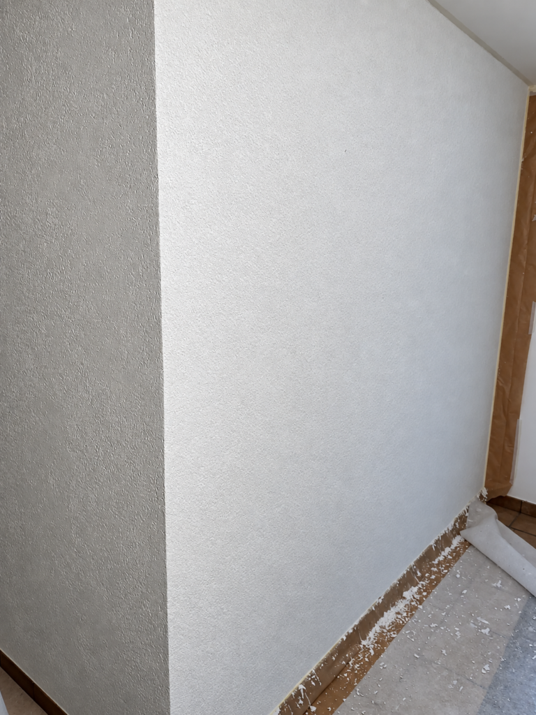 Mur d'angle avec crépi terminé – Atelier Art Home