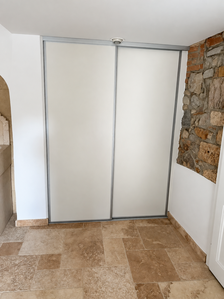 Placard coulissant devant une buanderie – Atelier Art Home