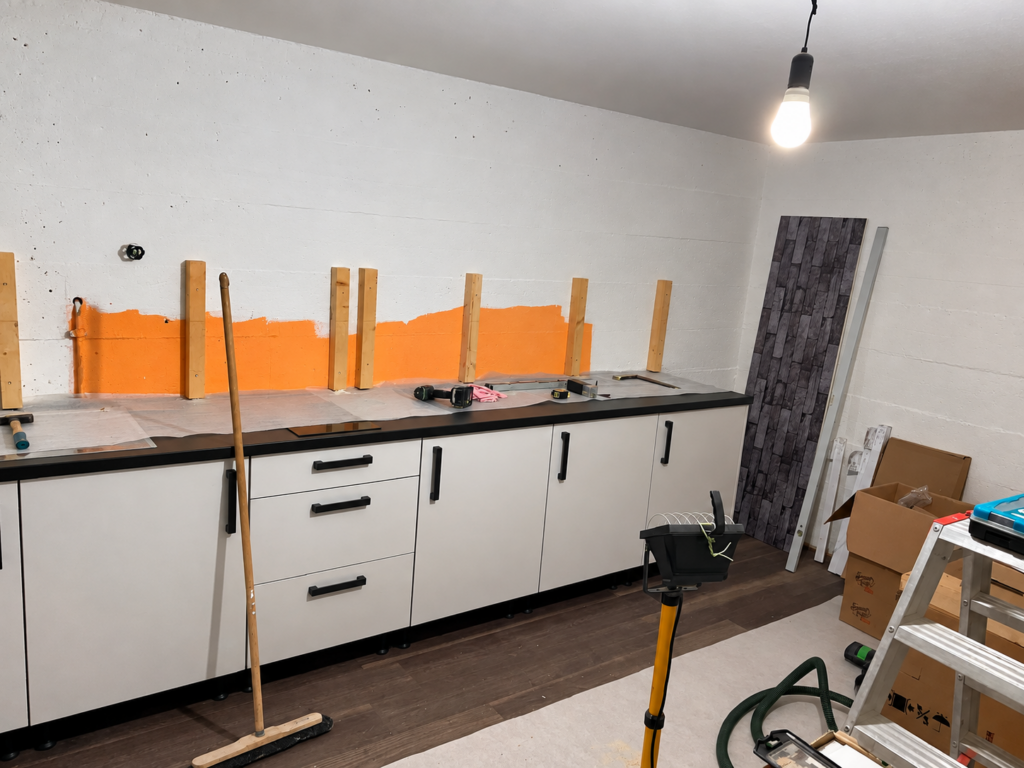Pose des meubles bas de la cuisine – Atelier Art Home