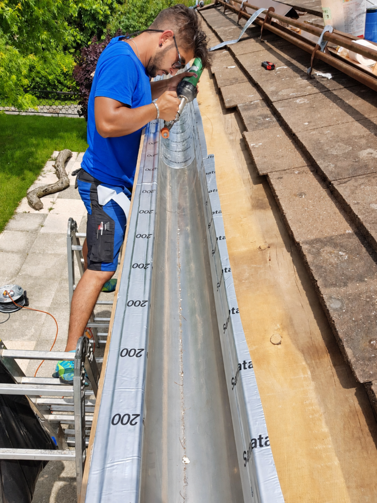 Le gérant d'Atelier Art Home sur un chantier d'étanchéité de toiture